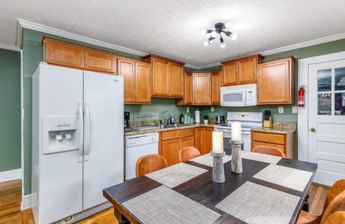 Summerlee Cabin | New River Gorge Cottage w/Fire Pit, Grill & Hot Tub