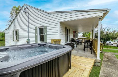 Summerlee House | New River Gorge Cottage w Hot Tub, Fire Pit, Grill