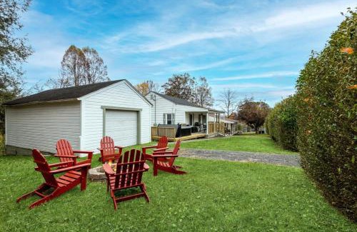 Summerlee House | New River Gorge Cottage w Hot Tub, Fire Pit, Grill