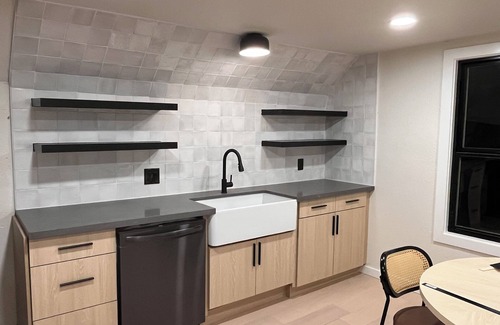 Hilltop House | NEW Robin's Roost 1BD Where Comfort and Charm Meet