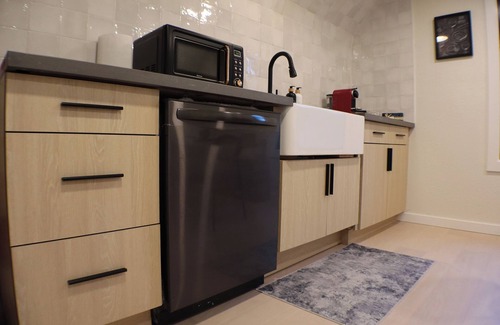 Hilltop House | NEW Robin's Roost 1BD Where Comfort and Charm Meet
