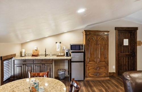 Colorado City Condo | NEW! Room 31 - Sunset Suite by Zion Cliff Lodge
