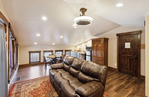 Colorado City Condo | NEW! Room 31 - Sunset Suite by Zion Cliff Lodge