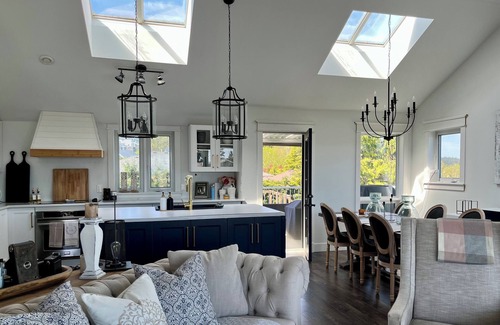 Chemainus House | * NEW* Seaside Getaway | Sleeps 10 | 1 hr to Victoria! | Book now for 2026!