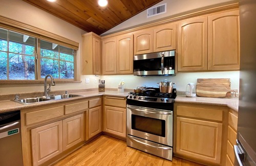 Croft House | New! Secluded, forest, private hot tub, pet friendly, rivers, lakes, wineries