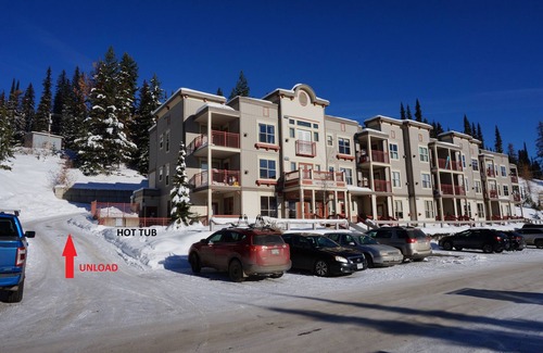 Silver Star Mountain Condo | *NEW* Ski IN/OUT, Top Floor, King Bed, 5min walk to village