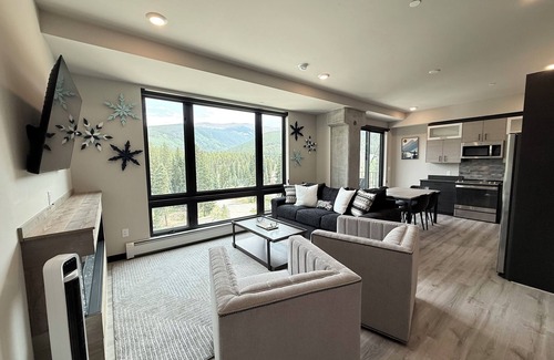 Winter Park Condo | New Ski-in/out VIEWS Garage Parking Hot Tub