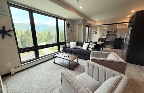 Winter Park Condo | New Ski-in/out VIEWS Garage Parking Hot Tub