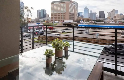 East Cesar Chavez House | New Skyline Townhome on 6th