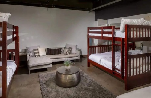East Cesar Chavez House | New Skyline Townhome on 6th