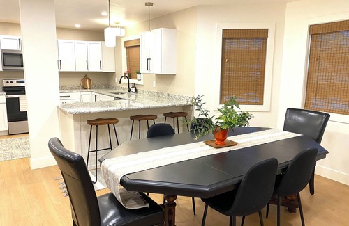 Bolivar House | NEW & SLEEPS 14! Spacious and modern home- located in the heart of Bolivar!