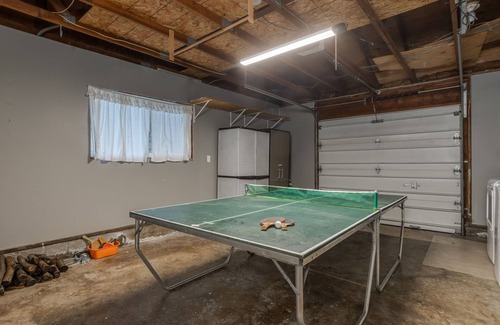Oak Grove House | New Soaking Pool! Hot Tub and Ping Pong! Cozy 3 bedroom home.