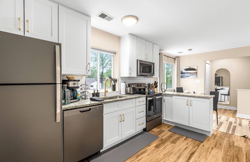 Roseville Apartment | New! Spacious 1BR King Suite, Prime Location