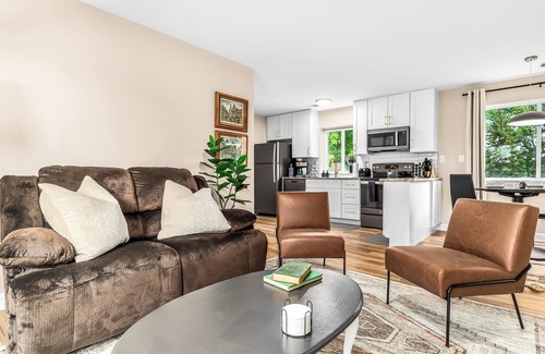 Roseville Apartment | New! Spacious 1BR King Suite, Prime Location