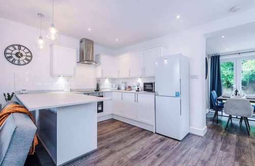 Droylsden House | NEW! Spacious Home, Ideal for Groups, FREE Parking