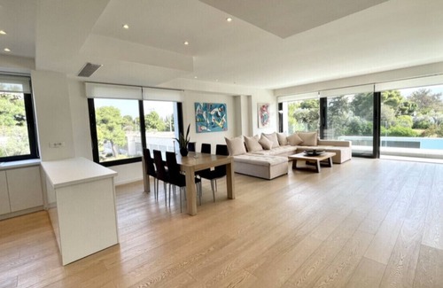 Elliniko House | New, spacious modern apartment of 140 m2, large common use swimming pool .