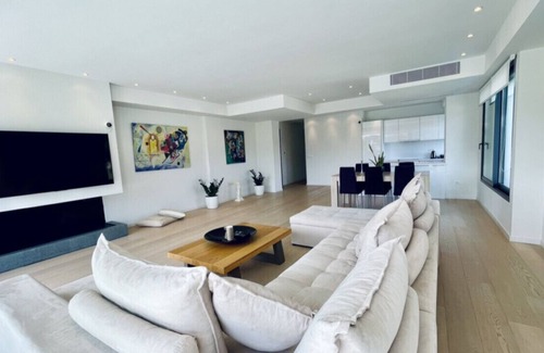 Elliniko House | New, spacious modern apartment of 140 m2, large common use swimming pool .