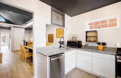 South Louisville House | New! Spacious, Newly Renovated 6-bedroom Townhome at Churchill Downs