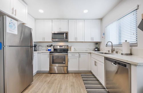 Crown Point Apartment | NEW! Spacious Pet-Friendly 2BD/2BTH with Parking, AC, 1mi to Beach!