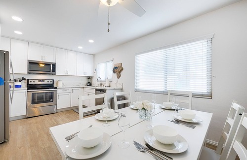 Crown Point Apartment | NEW! Spacious Pet-Friendly 2BD/2BTH with Parking, AC, 1mi to Beach!