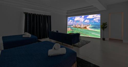 Golden Glades Villa | New Spectacular 6BR Bliss - Pool - Spa & Pickell