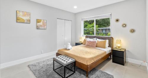 Golden Glades Villa | New Spectacular 6BR Bliss - Pool - Spa & Pickell