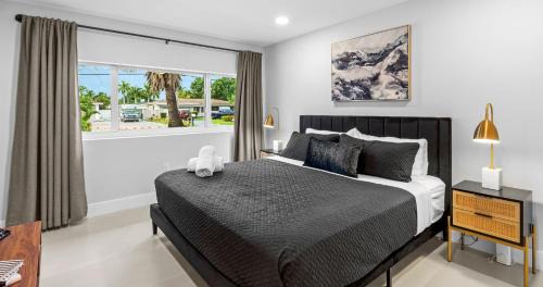 Golden Glades Villa | New Spectacular 6BR Bliss - Pool - Spa & Pickell