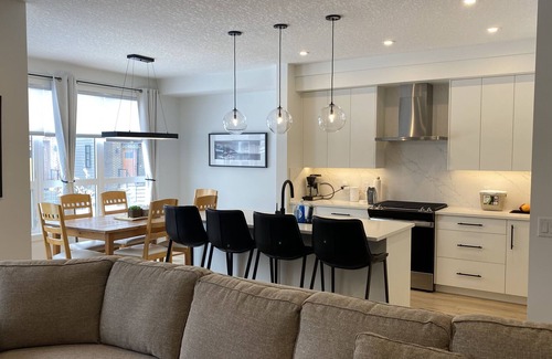Springbank Hill House | New Spectacular Air Conditioned Townhome, Workout SPA + Office