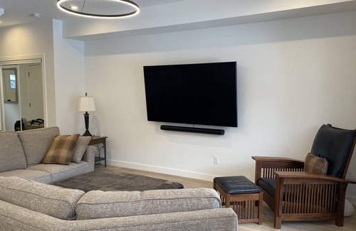 Springbank Hill House | New Spectacular Air Conditioned Townhome, Workout SPA + Office