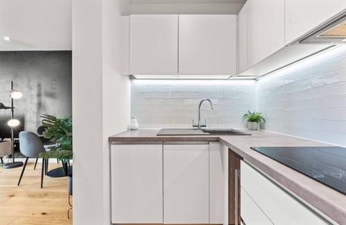 Gay Village Apartment | New Street Luxe Apartment | Parking | Sleeps 4