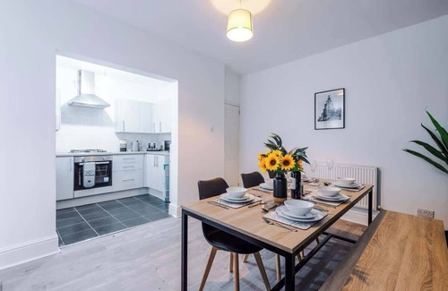 Anfield House | NEW! Stunning home, ideal for groups, w/parking!