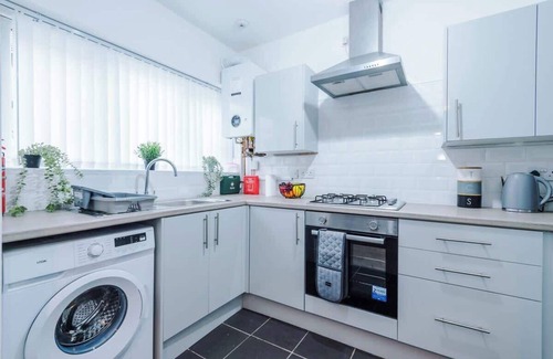 Anfield House | NEW! Stunning home, ideal for groups, w/parking!