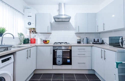 Anfield House | NEW! Stunning home, ideal for groups, w/parking!