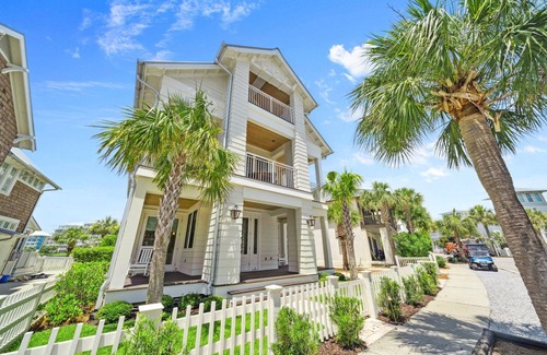 Sunnyside House | New Stunning 4-Bedroom with Private Pool & Gulf/Lake Views