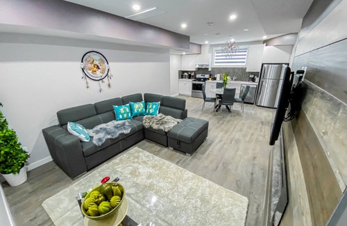 Beaumont Apartment | New Stylish 2 bdrm suite-10min to Airport/Self check-in/Free Wifi/Free parking