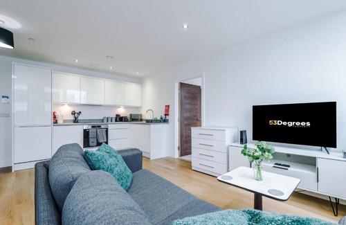 Old Trafford Apartment | NEW! Stylish 2-bed apartment in Manchester by 53 Degrees Property - Amazing location, Ideal for Small Groups - Sleeps 4!