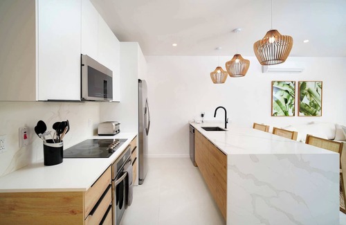 Gibbes House | New Stylish 3BR, Walk to Beach! Pool