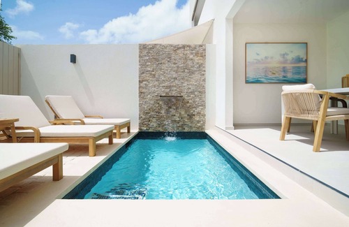 Gibbes House | New Stylish 3BR, Walk to Beach! Pool