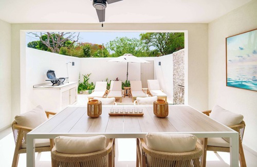 Gibbes House | New Stylish 3BR, Walk to Beach! Pool