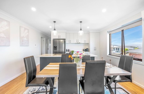 Austins Ferry Apartment | New Stylish Family Escape with Deck - 7 mins to MONA