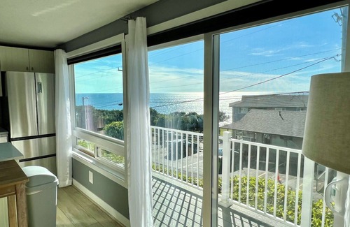 Lincoln City House | NEW! Stylish-Ocean Views-Walk 2 Beach, Bay, Shops!