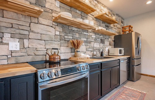 Blakeslee House | New! The Barn @ Silo Farm: Lake Area, Dogs Ok, Fireplace, Fire Pit!