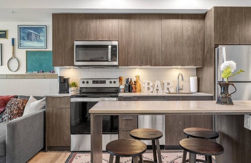 Crescent Heights Apartment | NEW!The Calgary Saloon! 1BR w Rooftop Patio & AC