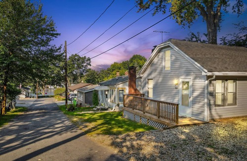 Portage Lakes Cottage | NEW! THE LAKESIDE COTTAGE - CLOSE TO EVERYTHING!