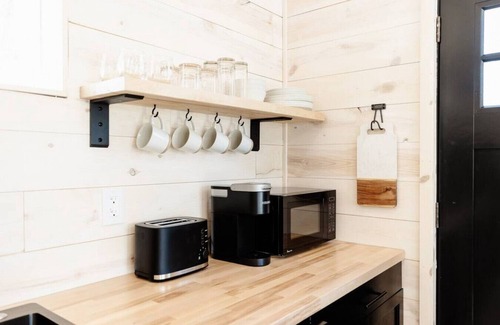 Ironton House | New! Tiny House Couples Retreat, Outdoor Shower