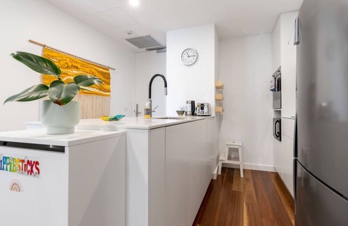 Reid Apartment | New to VRBO: Anzac Park Apt - 3 mins to Canberra Centre!