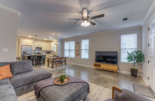 Crosstown House | NEW Townhome - Gated Parking, DT/Midtown Close