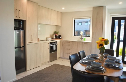 Edgeware House | New Townhouse conveniently located with a Carpark and Ev Charger