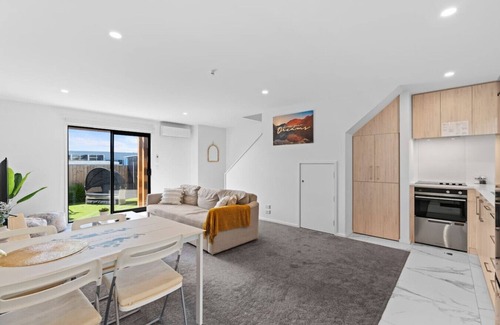 Addington House | New Townhouse in private complex with EV charger