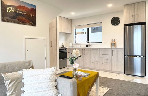Addington House | New Townhouse in private complex with EV charger